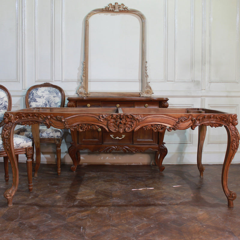 Dining table of intense Louis XV rococo in unbridled manifestation