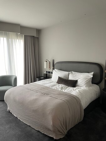Milio Contemporary Traditional Fushion Bed