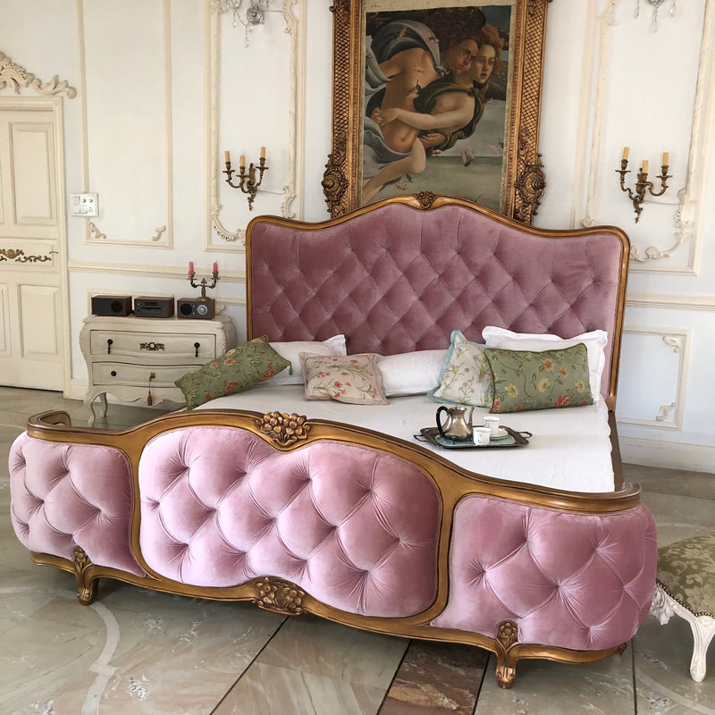 The upholstered Louis XV bed