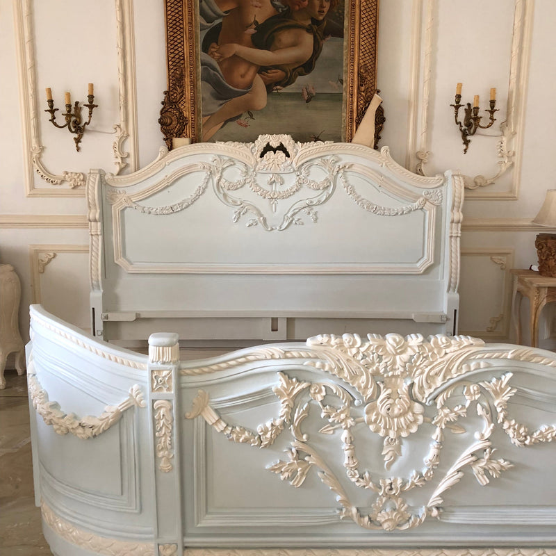 The exuberant Louis XVI bed with extraordinary details