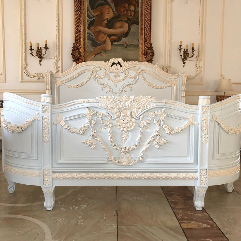 The exuberant Louis XVI bed with extraordinary details