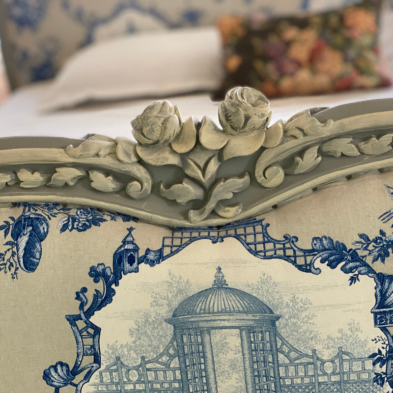 Sublime bed in Louis XV silhouette