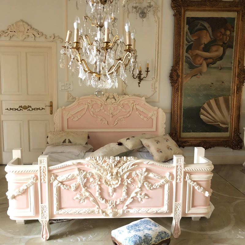 The exuberant Louis XVI bed with extraordinary details