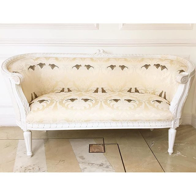 Corbeille sofa inspired by the Louis XVI era