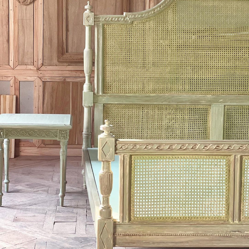 The wicker Louis XVI bed