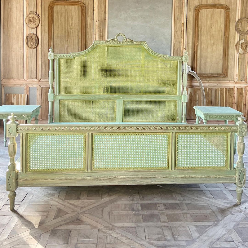 The wicker Louis XVI bed