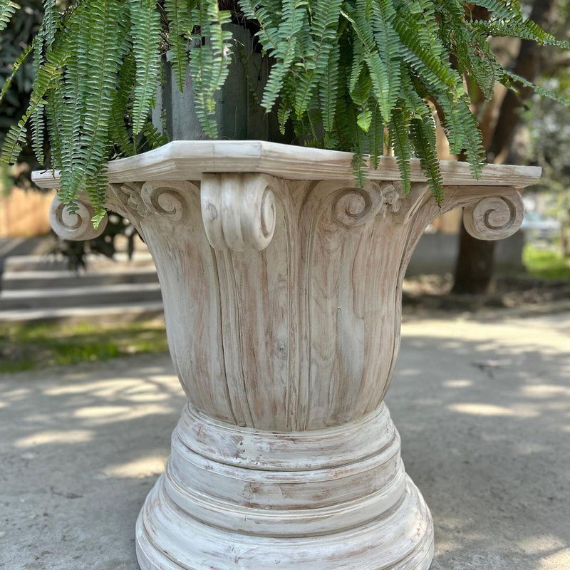 Dining table base inspired by reduced capital