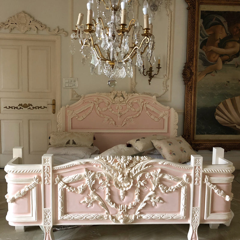 The exuberant Louis XVI bed with extraordinary details