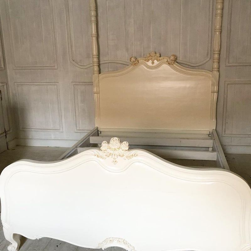 Louis XV bed with two posters and cherub details