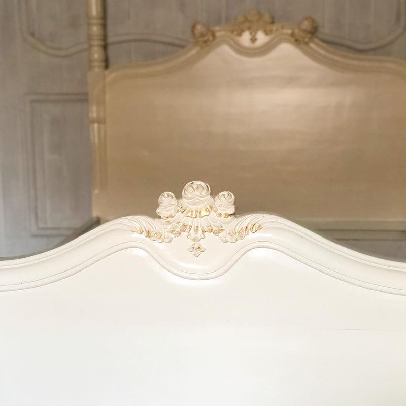 Louis XV bed with two posters and cherub details