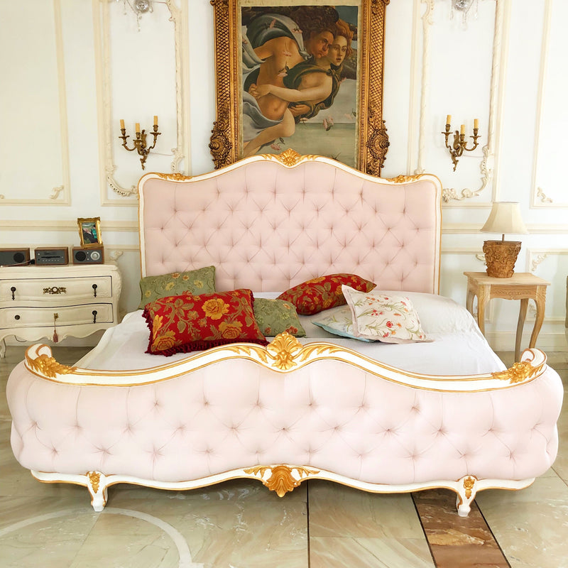 The upholstered Louis XV pink bed