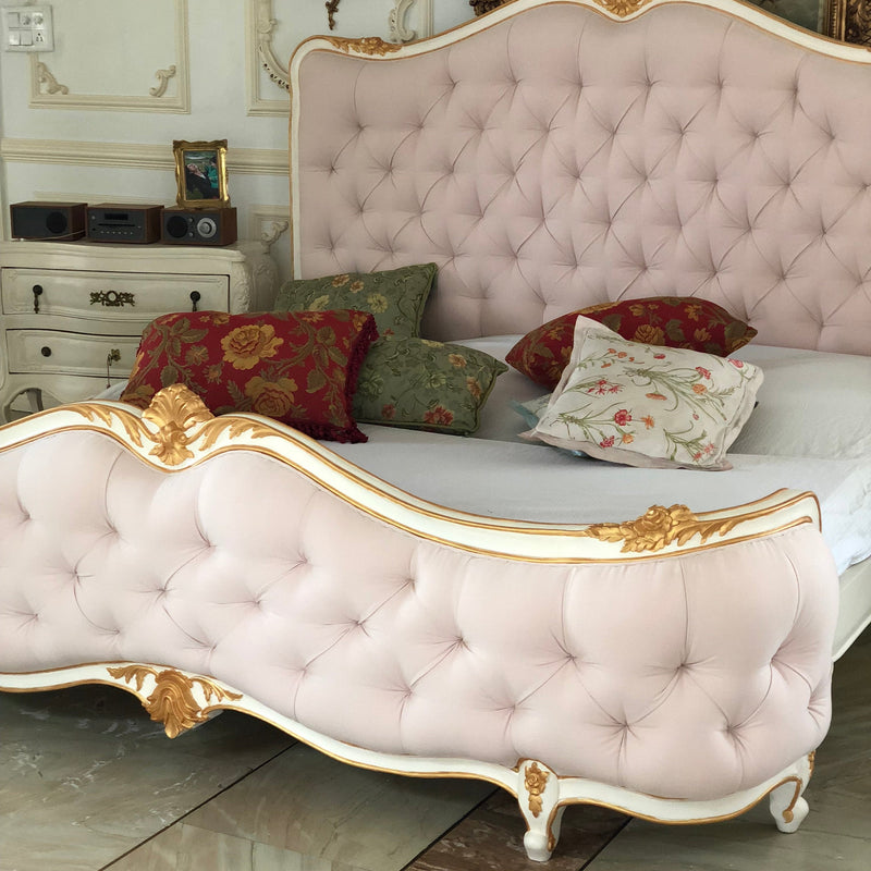 The upholstered Louis XV pink bed