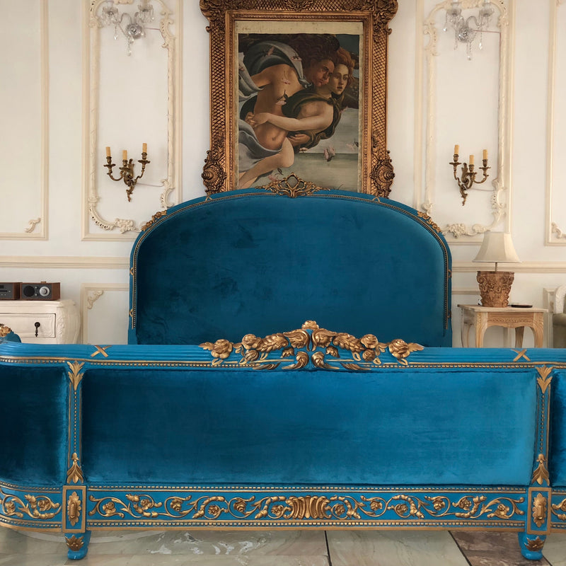 The upholstered Louis XVI bed
