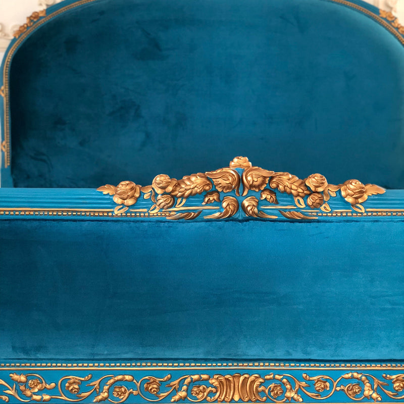 The upholstered Louis XVI bed