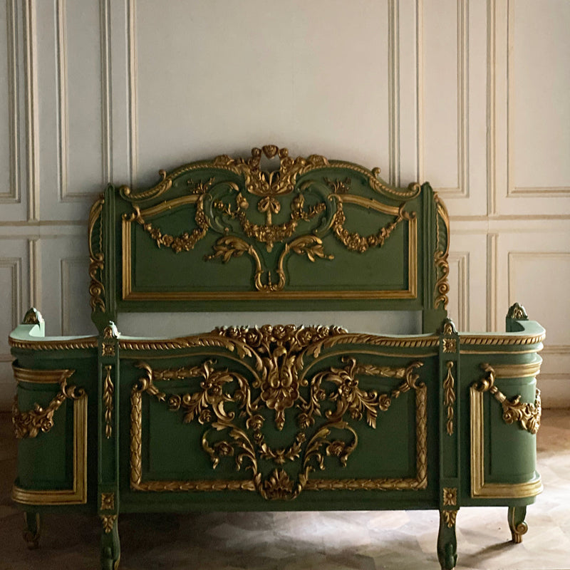 The exuberant Louis XVI bed with extraordinary details