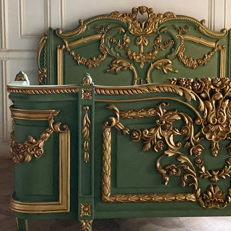 The exuberant Louis XVI bed with extraordinary details