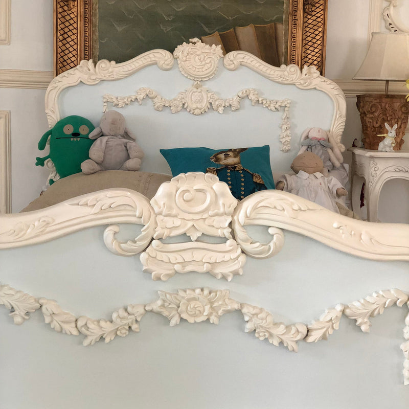 Louis XV bed with intense cartouche