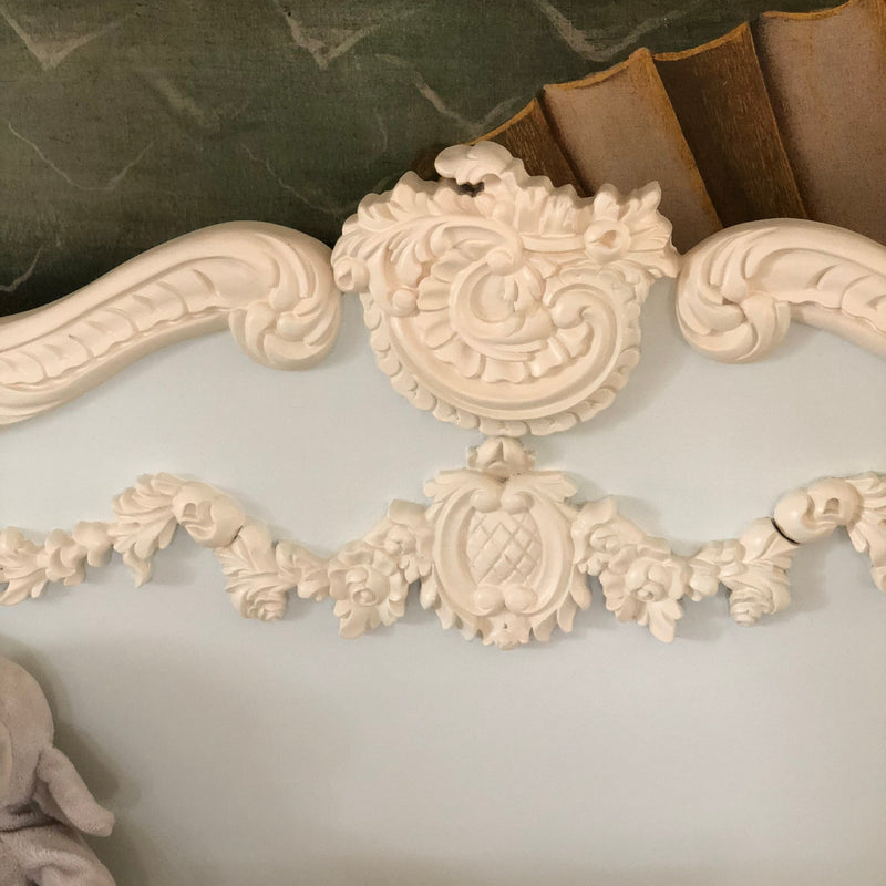 Louis XV bed with intense cartouche