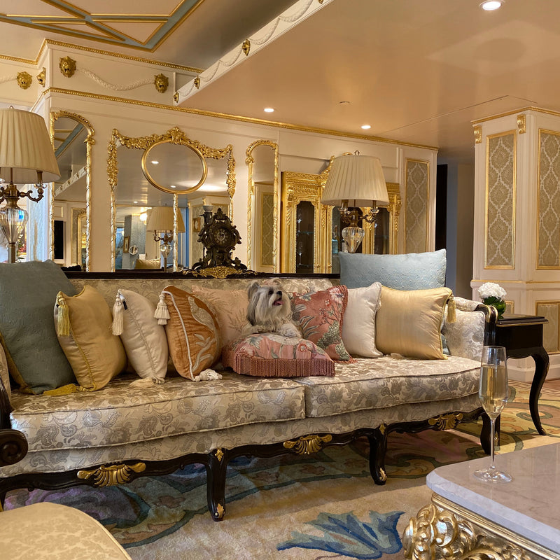Canapé / sofa with a sophisticated silhouette