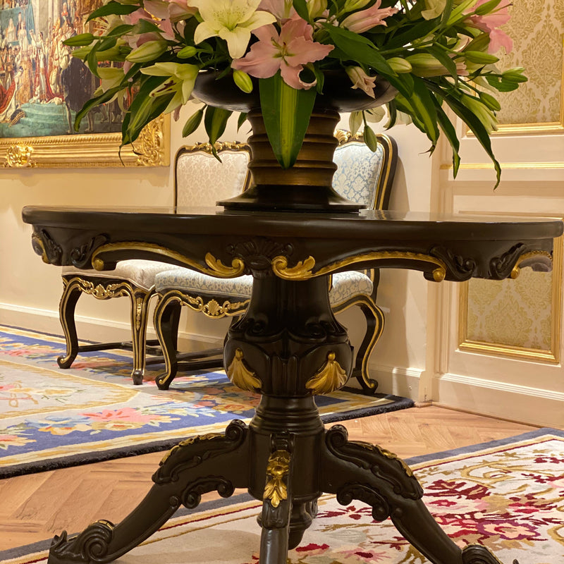 Tall centre table / dining table of Louis XV elegance