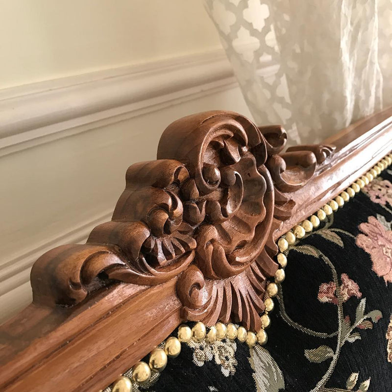 Rococo headboard of simple elegance