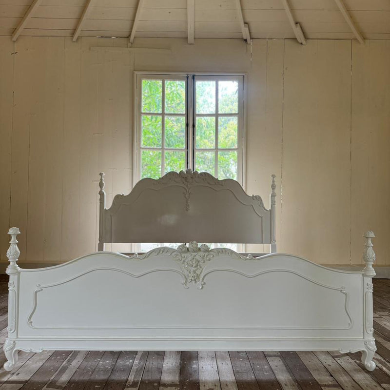 Elegant transitional bed with posters~