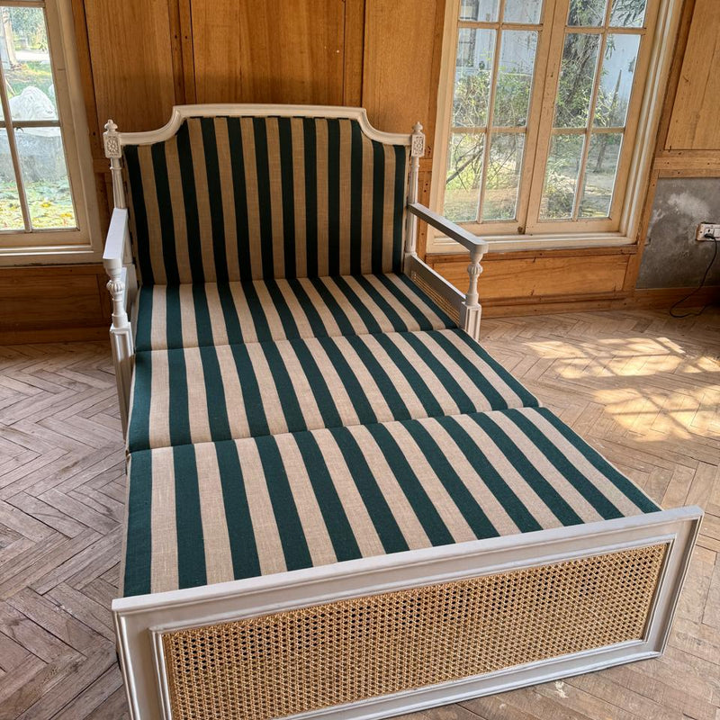 Day bed with wicker~
